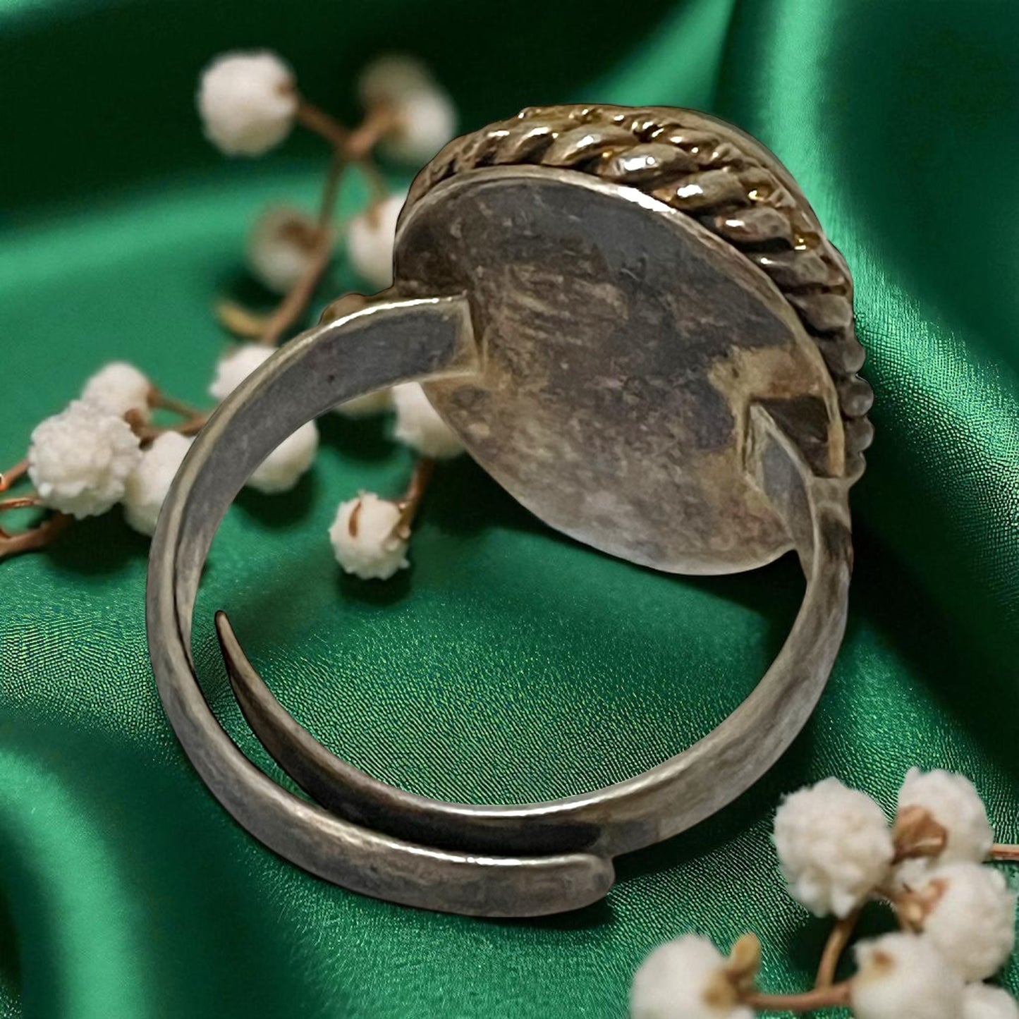 Anello con vano segreto inciso a decori floreali, argento, anni ‘60