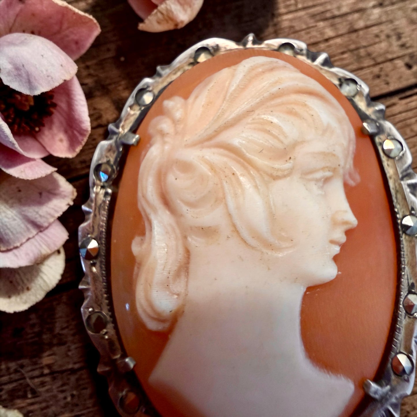 Antico cameo con cornice in argento e marcasiti, doppia funzione pendente / spilla anni 30