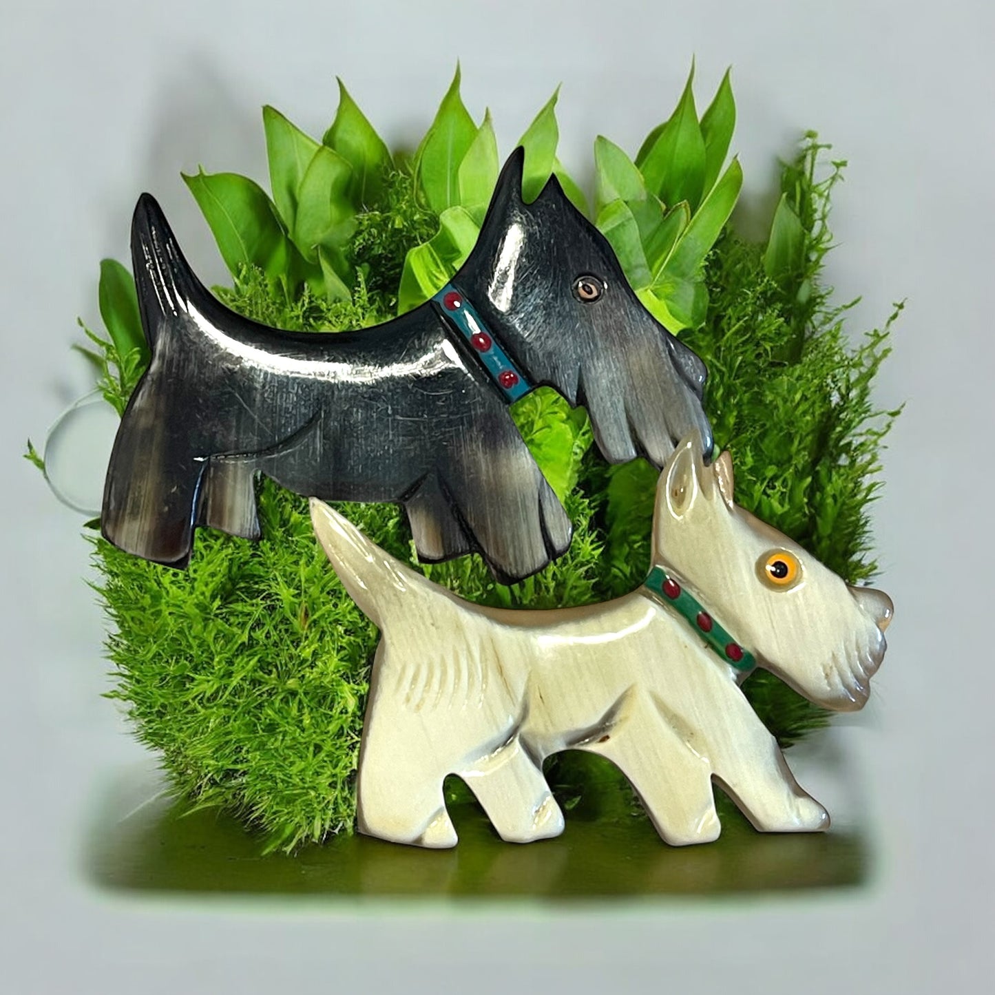 Spilla in corno anni ‘50 cane scottie Sir Pepe