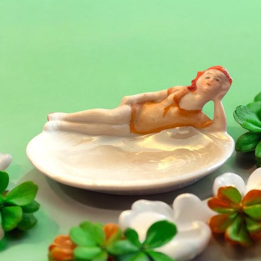 Piccola porcellana Art Déco, anni 20 30, bagnante su conchiglia in ceramica