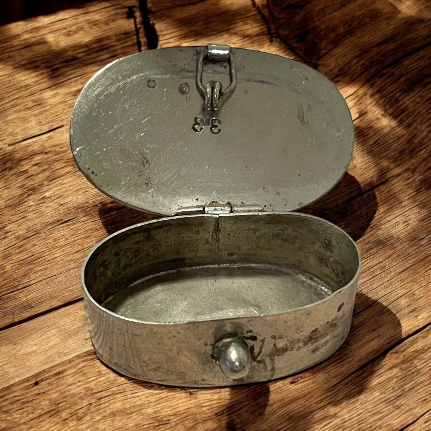 Porta foglie essicate da chatelaine sudamericana, anni 40 ca, alpacca e madreperla