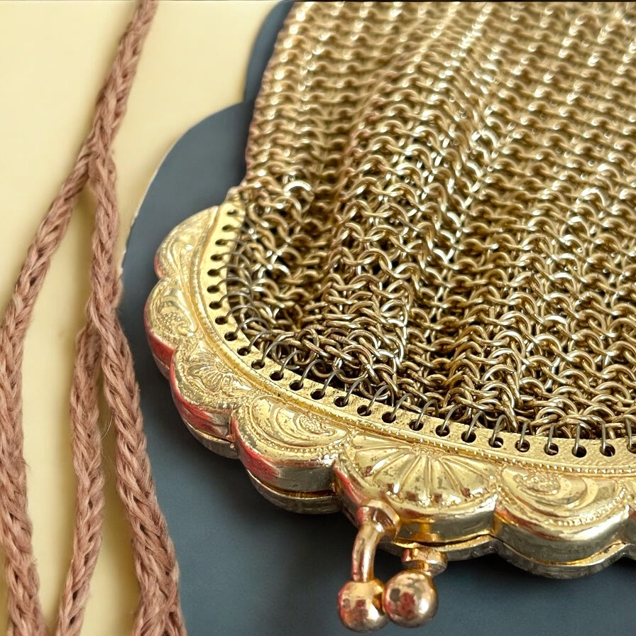 Aumonière antico dorato con decorazioni a conchiglie e maglia finissima, ca anni ‘10-‘20