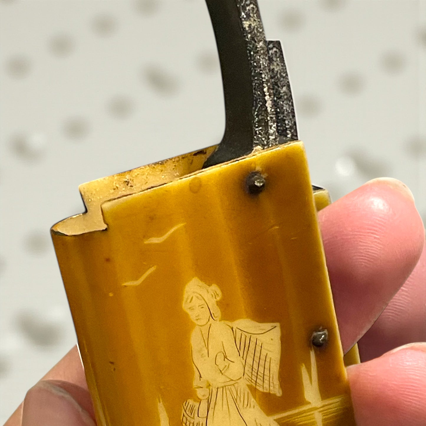 Vesta case giapponista in corno inciso, fine ‘800