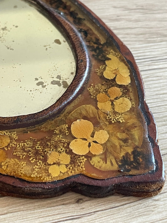 Specchio anni ‘50 in cuoio e resina con veri fiori essiccati