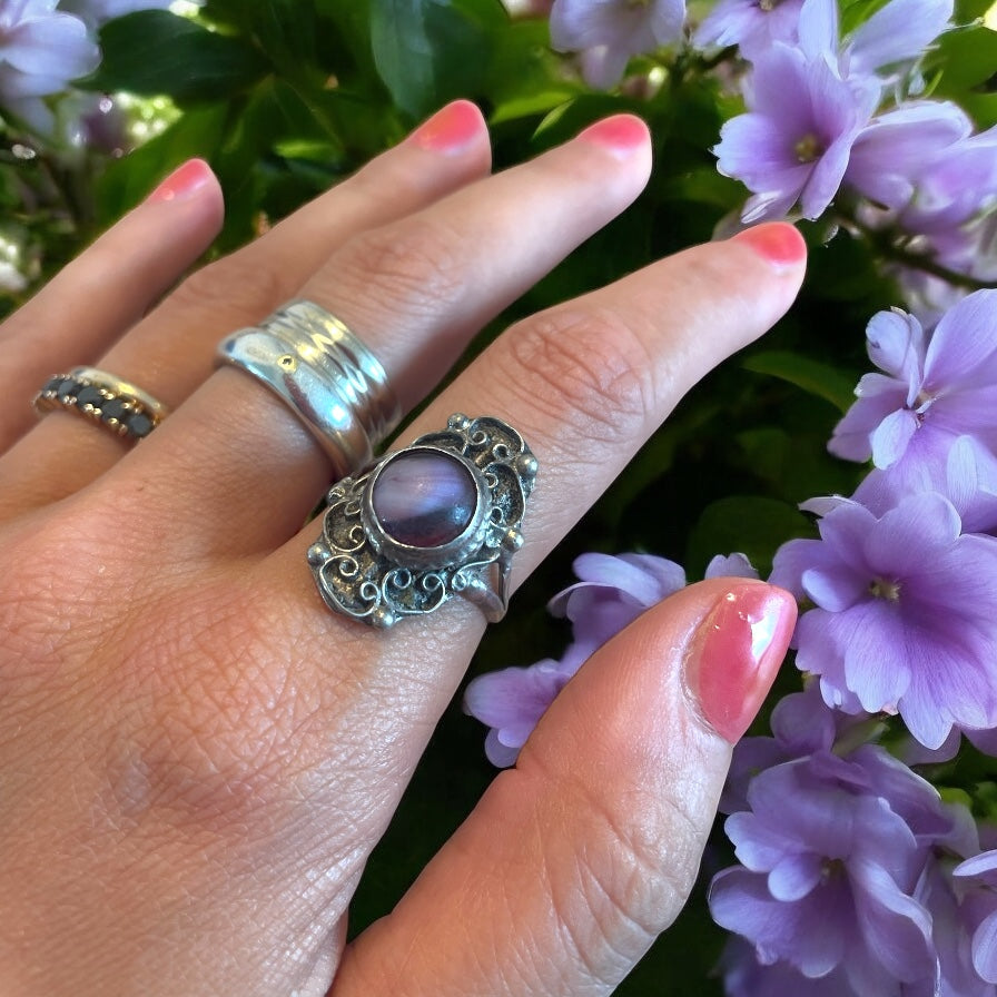 Anello anni ‘50 argento 800 con cabochon in resina e inclusione petalo