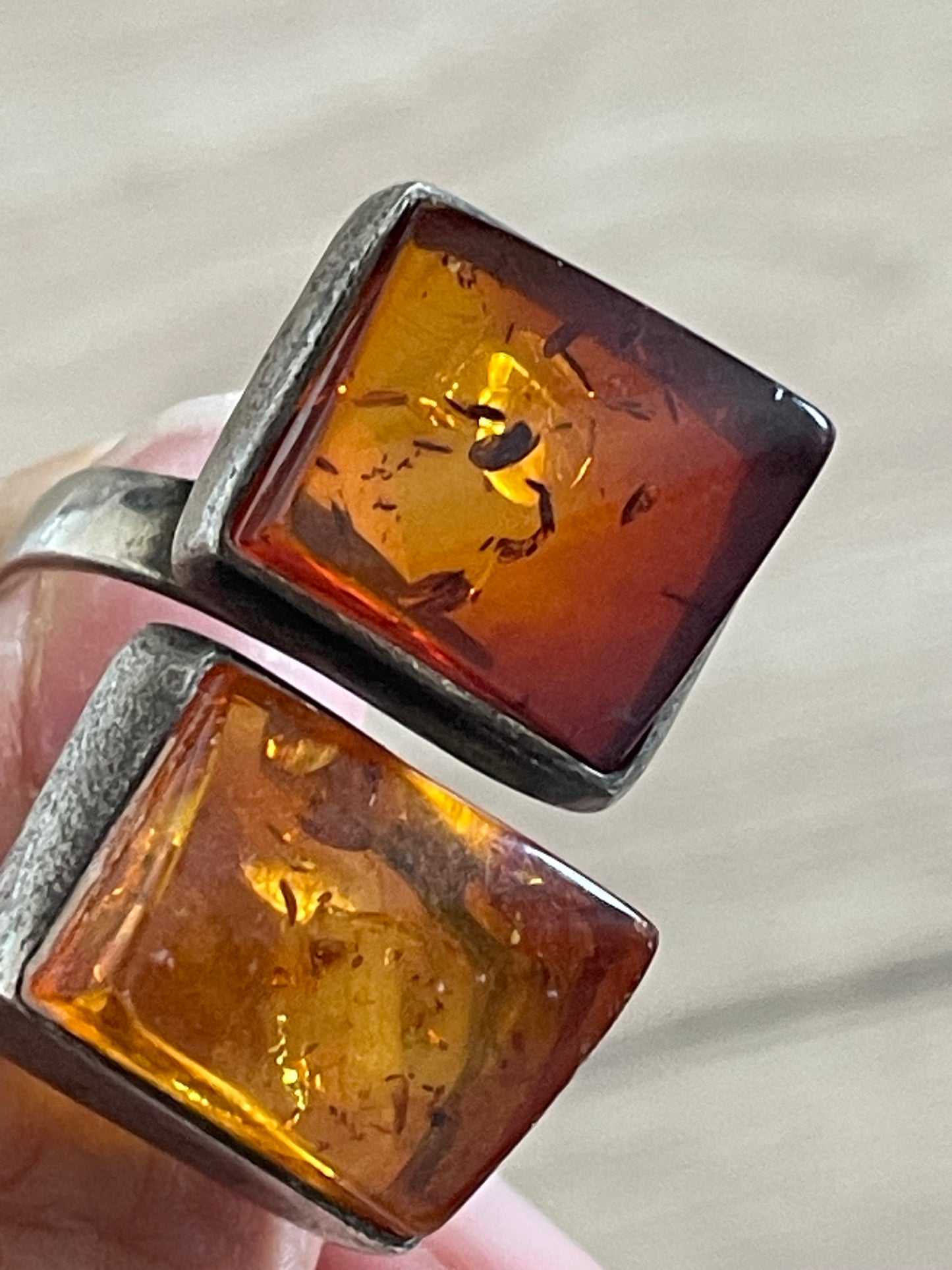Anello argento 925 e doppio cabochon in ambra di due tonalità