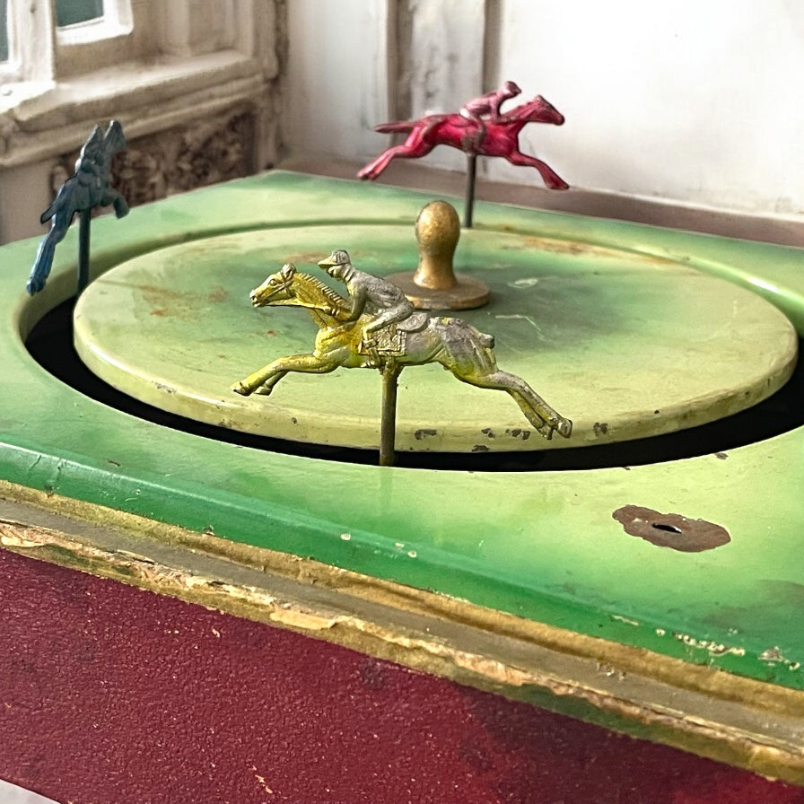 Gioco meccanico della corsa dei cavalli (Horse Racing) primo ‘900, raro, funzionante