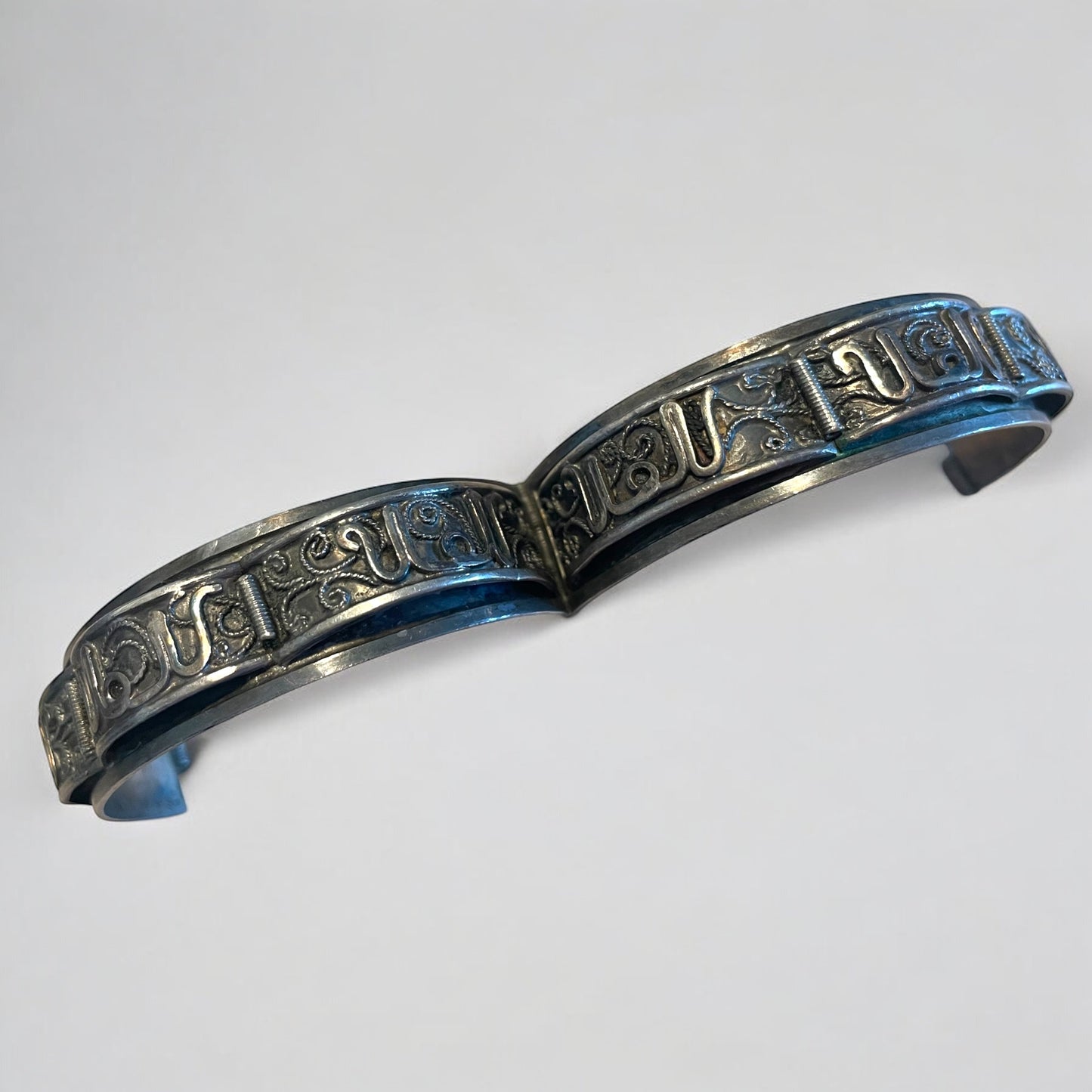 Antico bracciale in argento con mantra, prob. origine Tibet