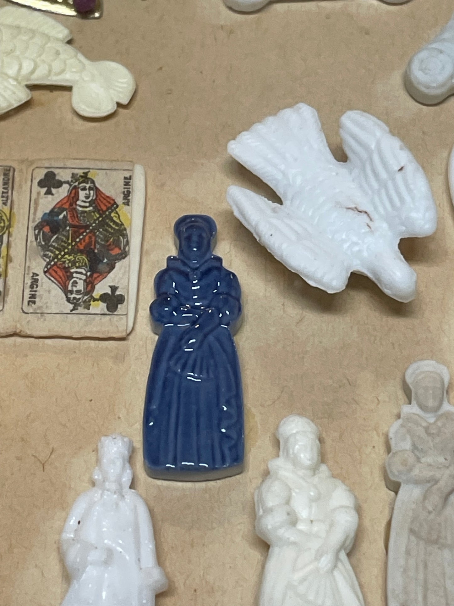 Teca con collezione di fave, dalle Frozen Charlotte ai giorni nostri