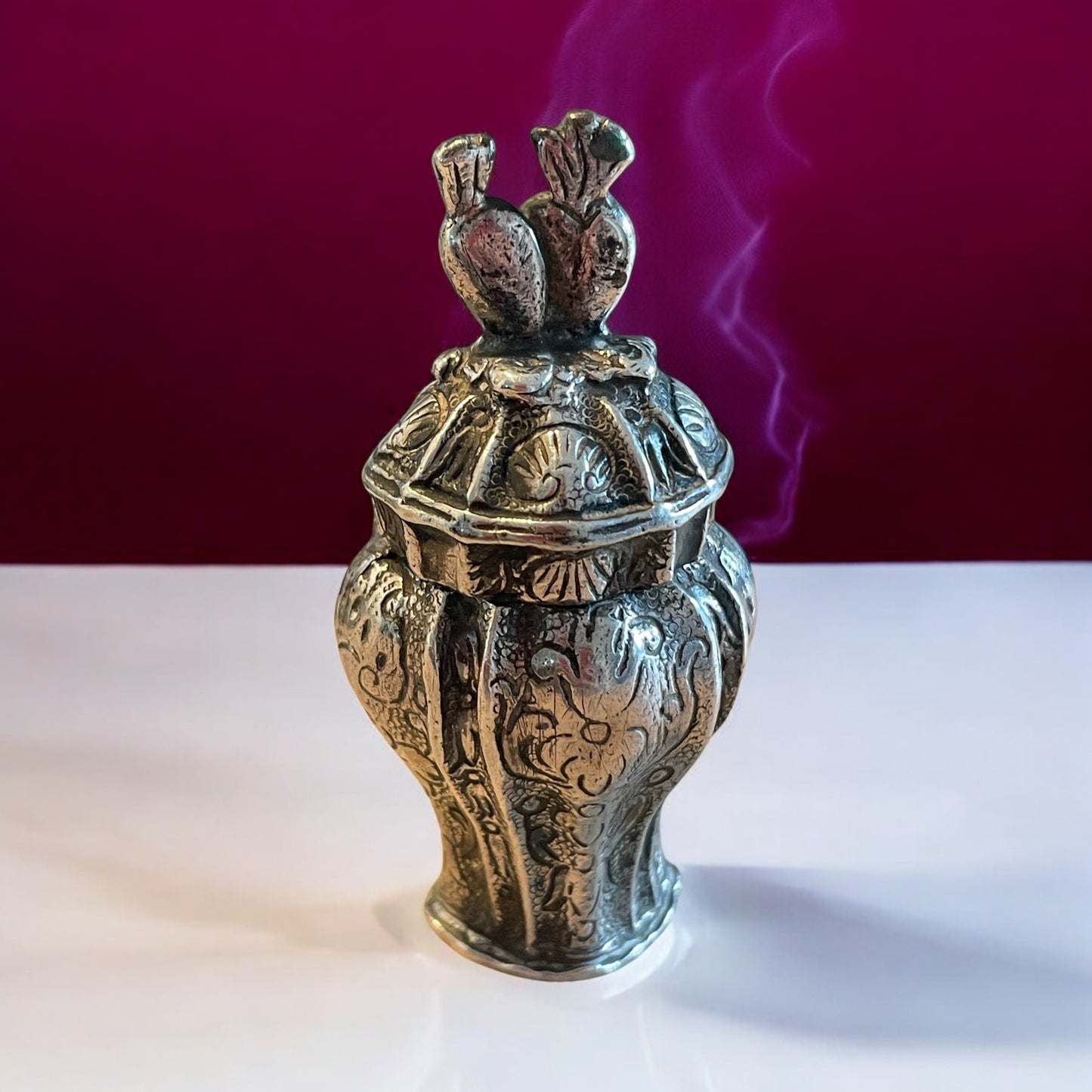 Piccolo reliquiario in argento cesellato, primo novecento