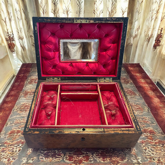 Cofanetto in radica decorata, fine ‘800, con fondo segreto