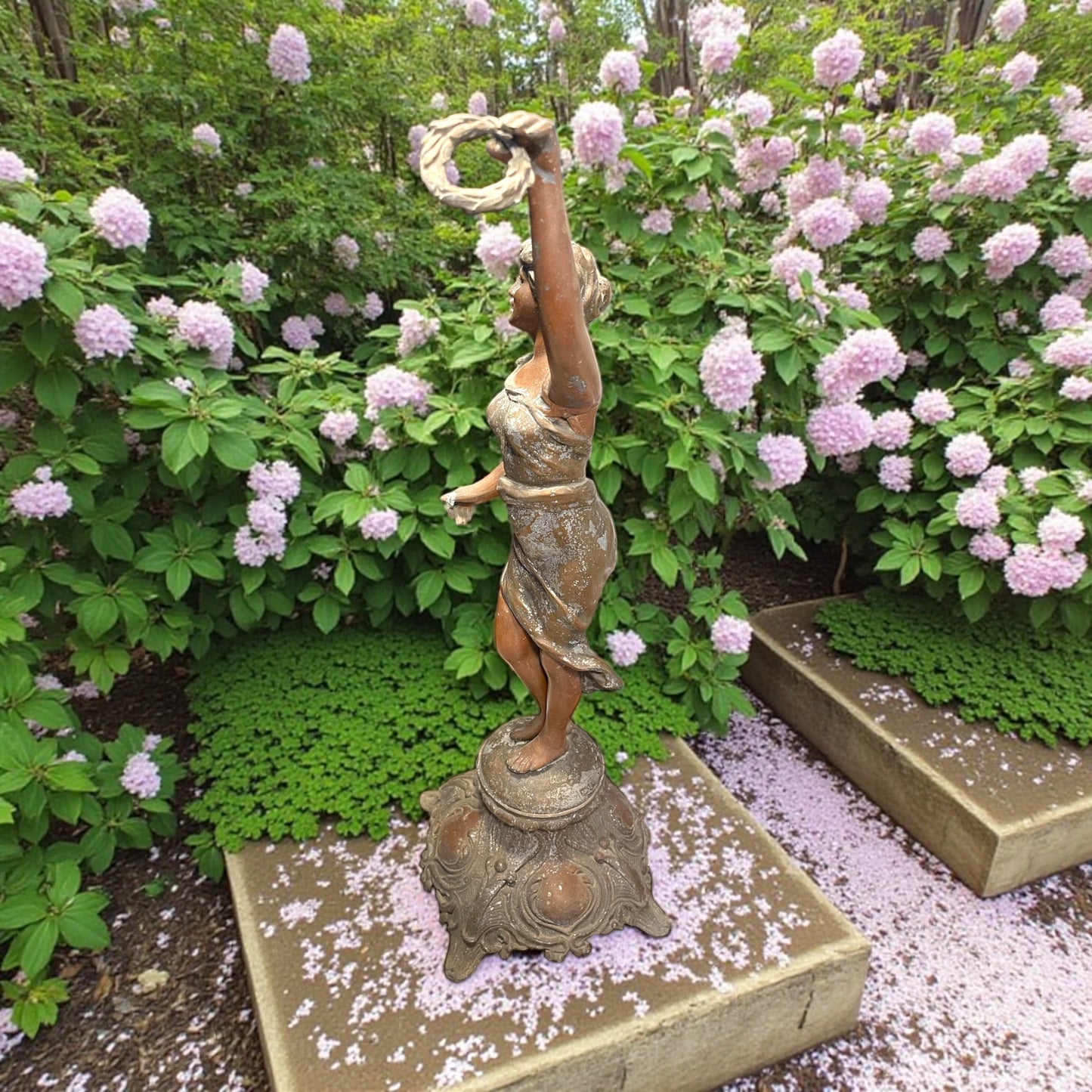 Statua femminile liberty allegorica in lega (prob. spelter) 47 cm.