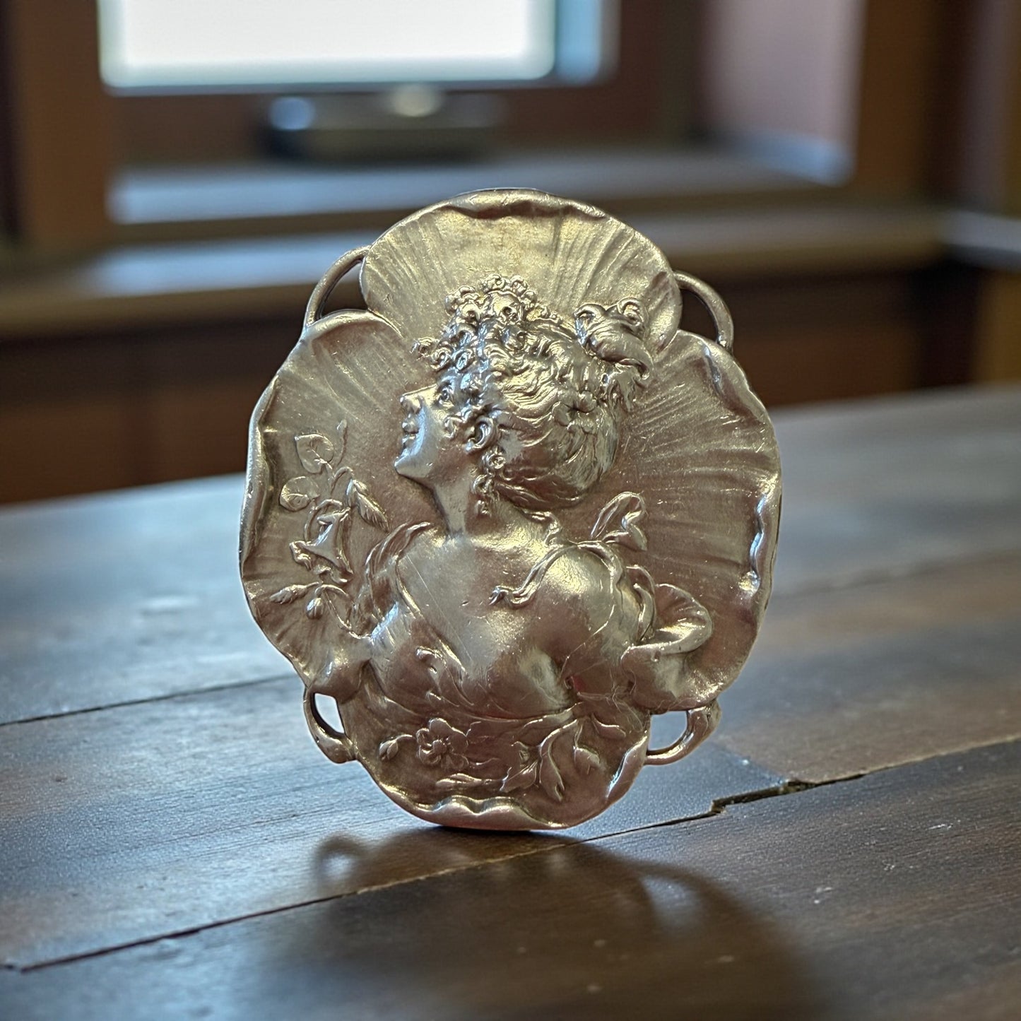 Pendente-spilla Art Nouveau I metà scorso secondo, volto di donna alla Mucha in Viola del pensiero