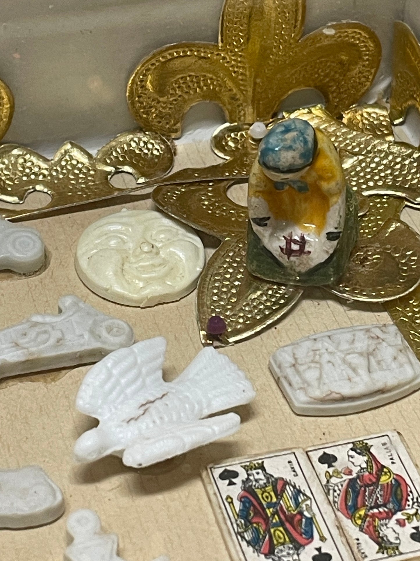 Teca con collezione di fave, dalle Frozen Charlotte ai giorni nostri