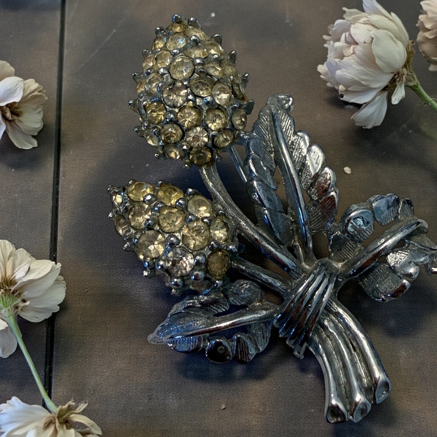 Spilla gioiello anni ‘40 con cristalli miele, infiorescenza di trifoglio