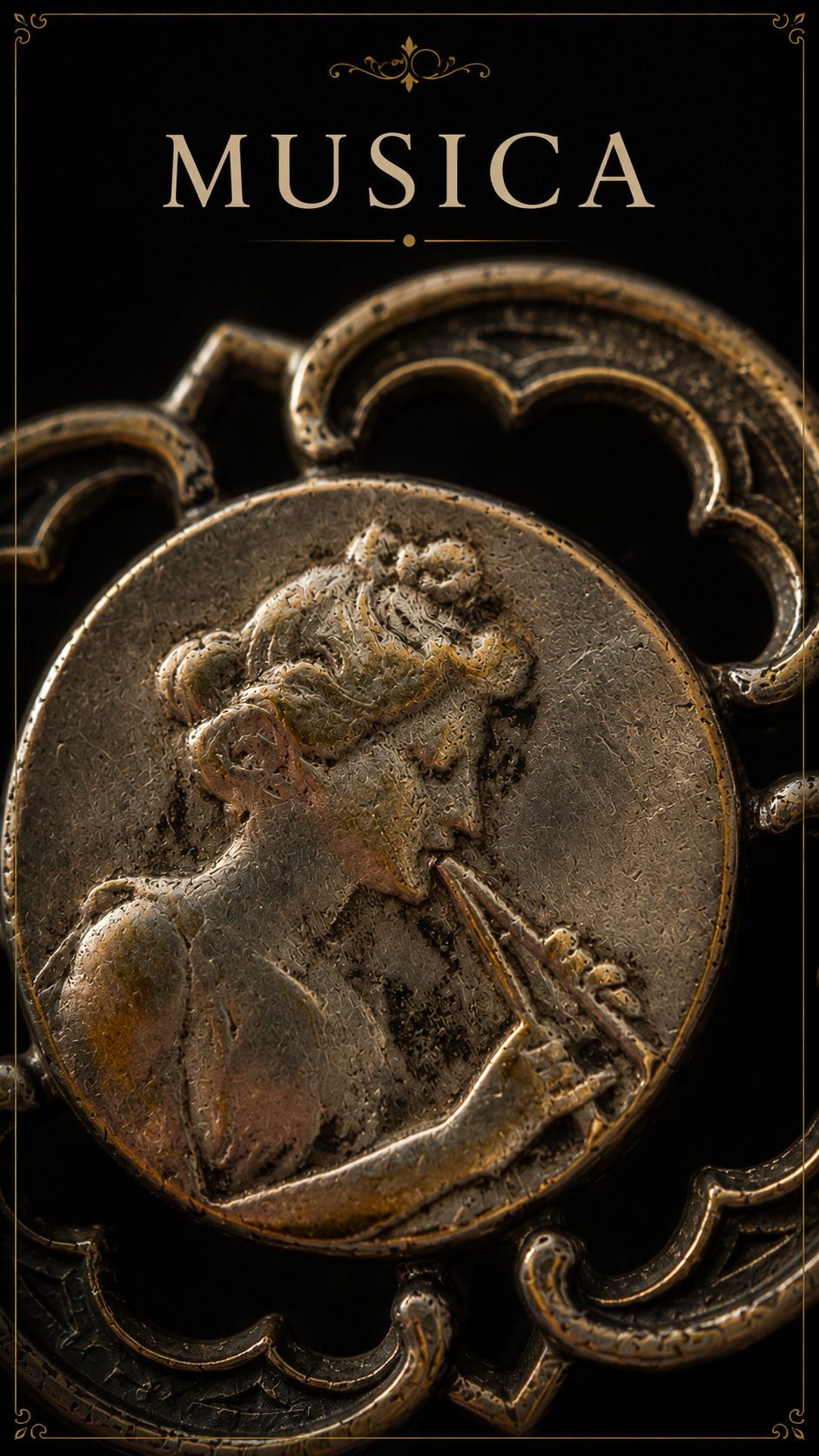 Antico spillone da cravatta o revers fine ‘800 con allegoria della musica e scrigno coevo