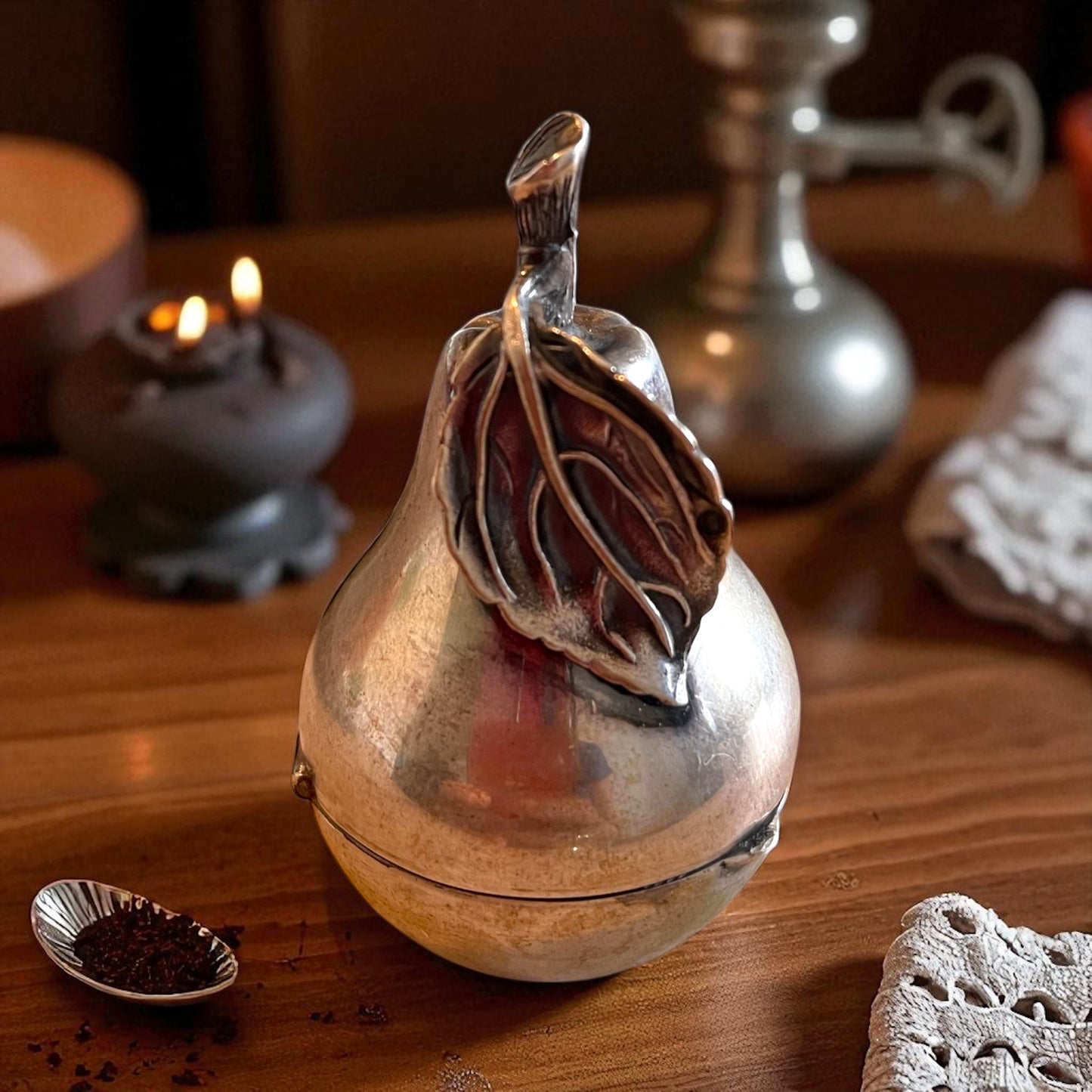 Snuff box in argento ca anni ‘30 fitomorfa a guisa di pera