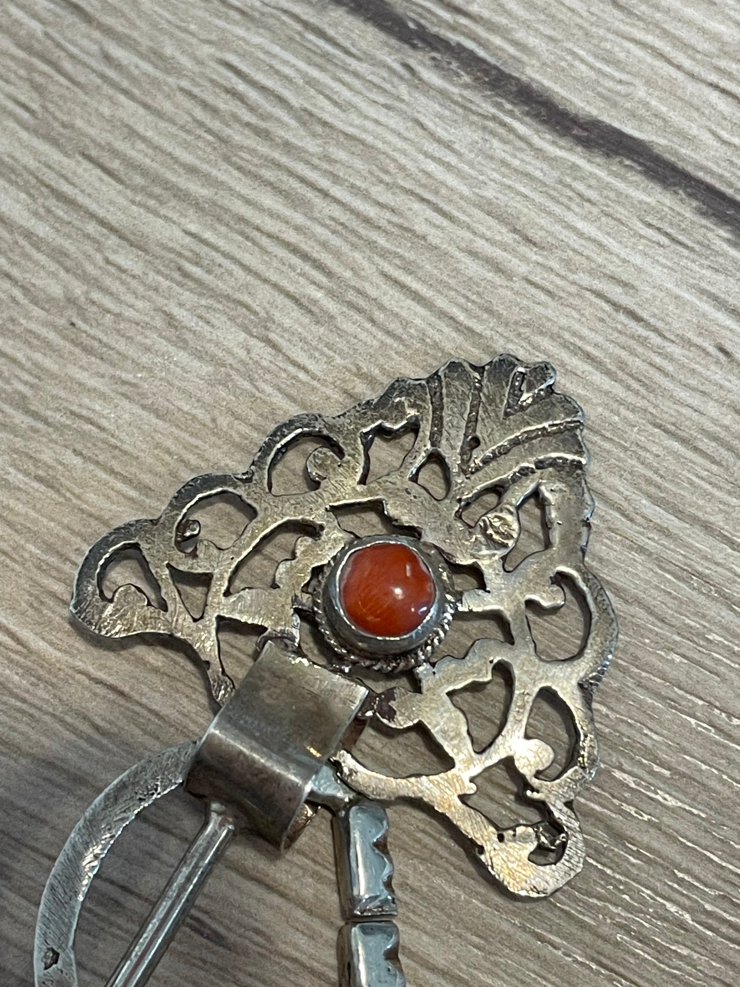 Spilla anni ‘60 fibula da mantello in argento con cabochon corallo