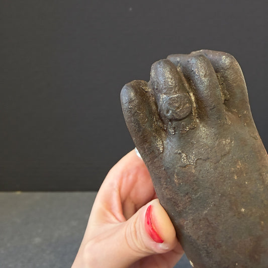 Battente antico in ghisa, mano femminile che bussa