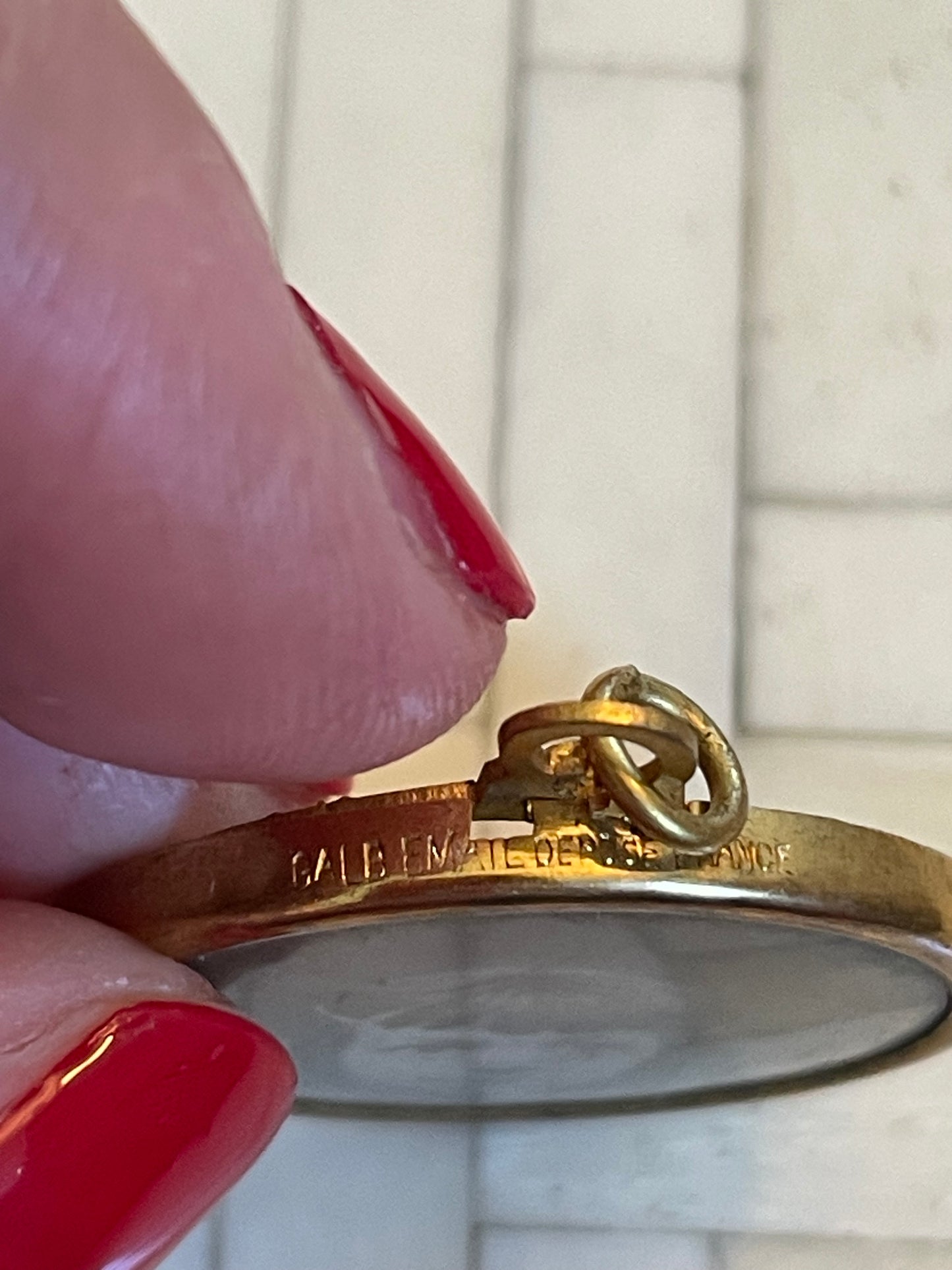 Ciondo bifacciale anni ‘20, ritratto e medaglia con rondine, cornice placcata oro.