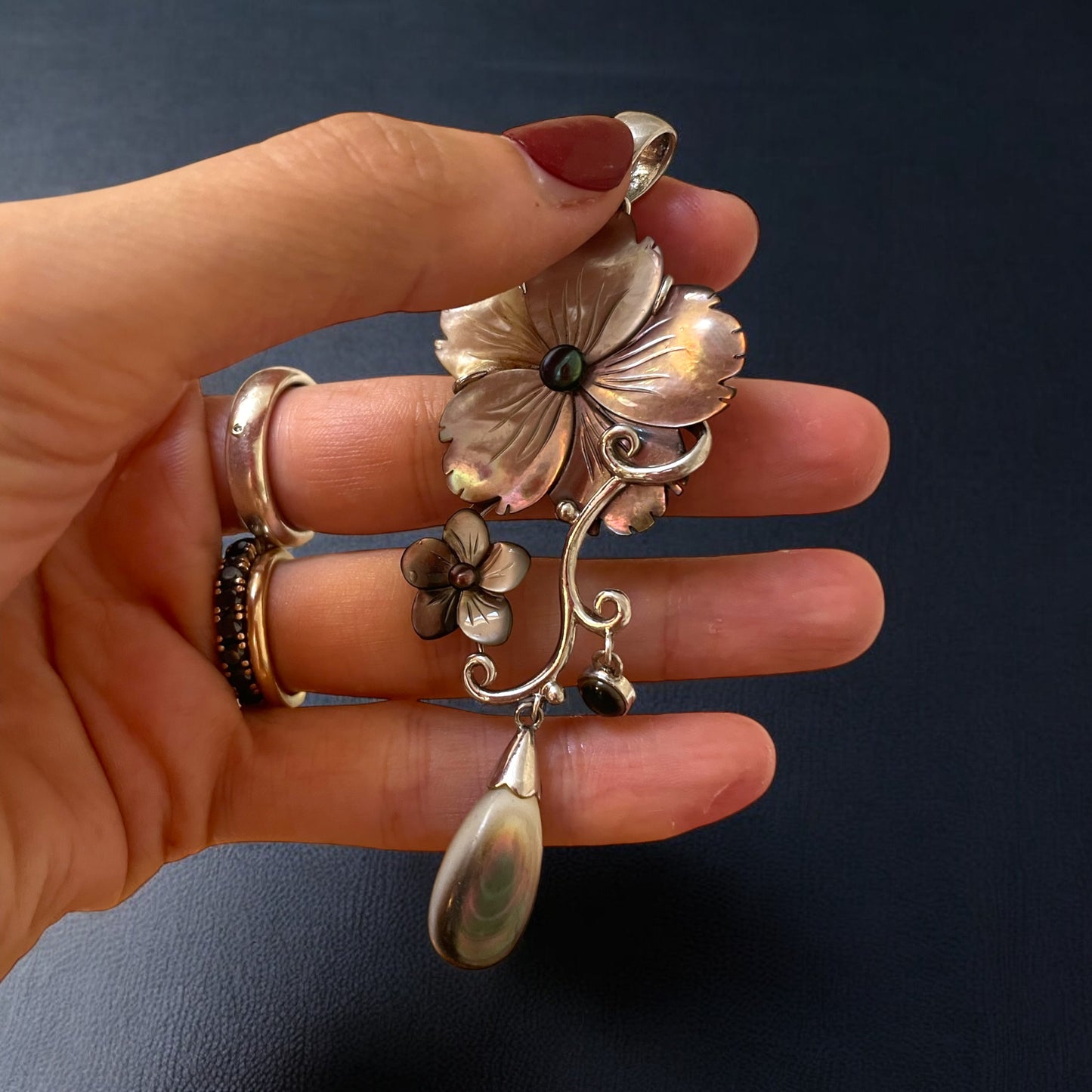 Pendente in argento e madreperla ispirato allo stile Liberty