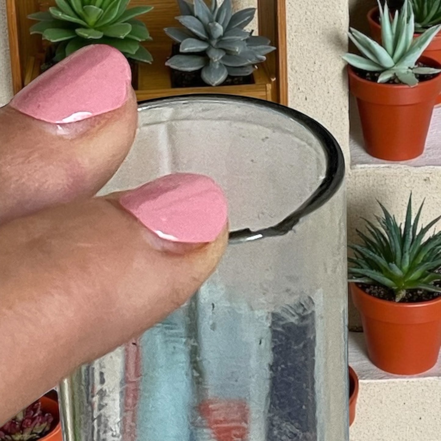 Antica lampada a petrolio con base in ceramica decorata a fiori di lillà