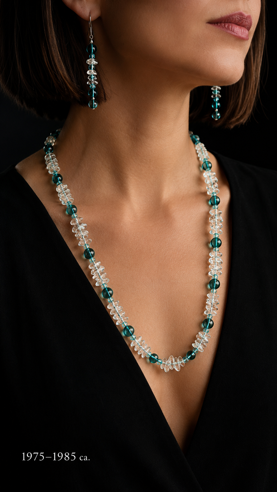 Parure collana e orecchini coordinati in chips di vetro, anni 70-80