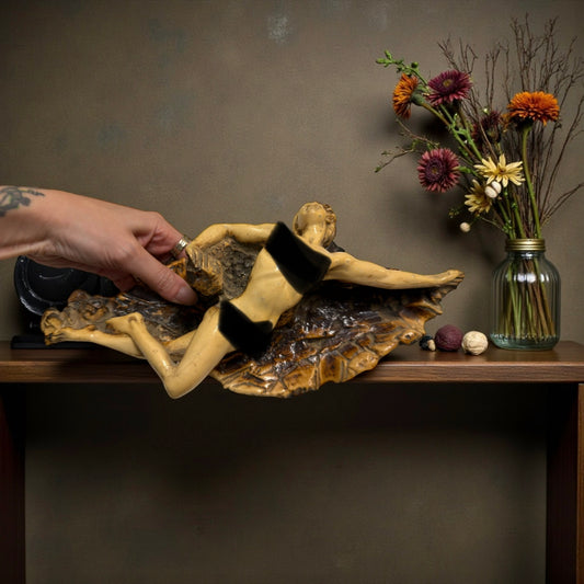 Scultura tardo Déco nudo di donna su roccia