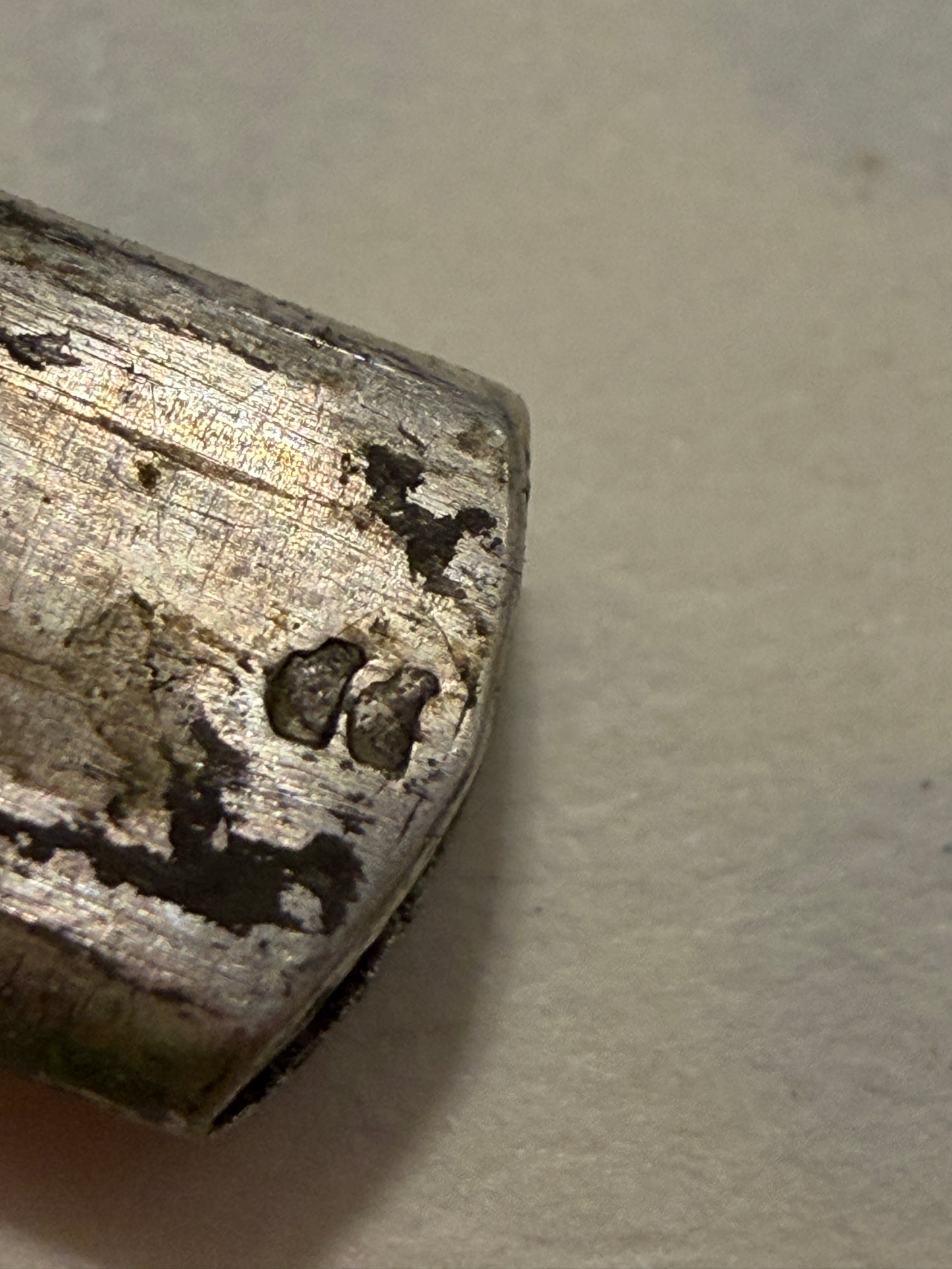 Porta aghi in argento punzonato con rondini, Art Nouveau, fine ‘800 con bodkin in argento e piccolo poinçon