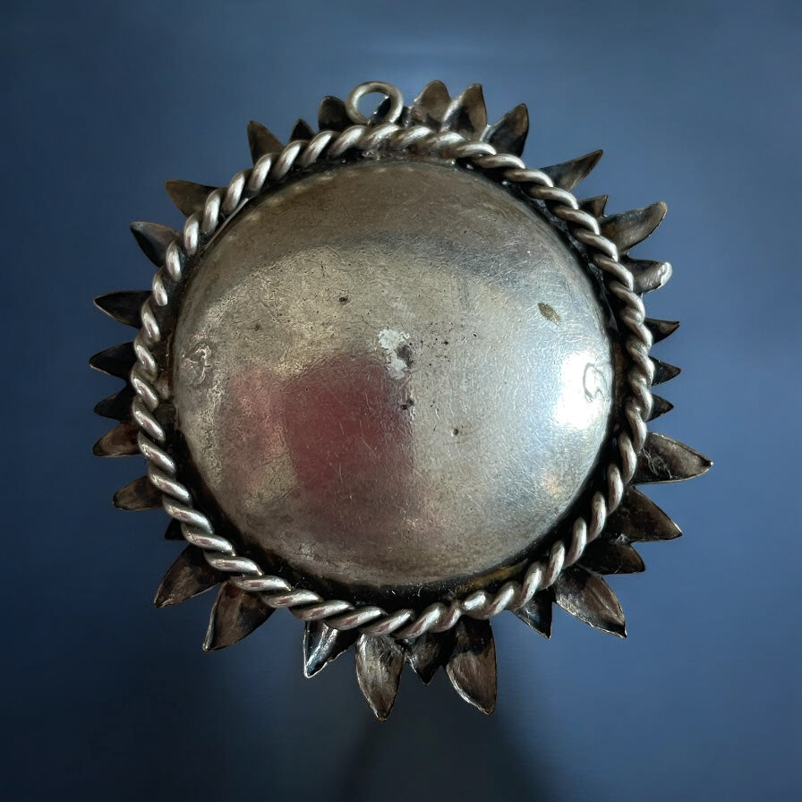 Grande pendente in argento a forma di dalia, ca anni ‘50