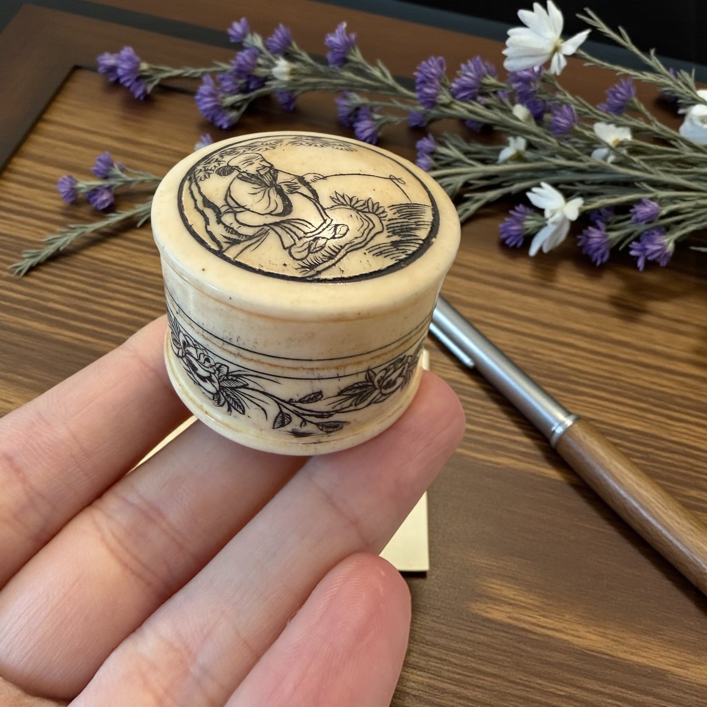 Piccolo contenitore in osso inciso da scrittoio per ceralacca, ‘800, chinoiserie