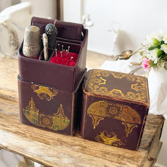 Antico cofanetto da viaggio da cucito, e epoca vittoriana