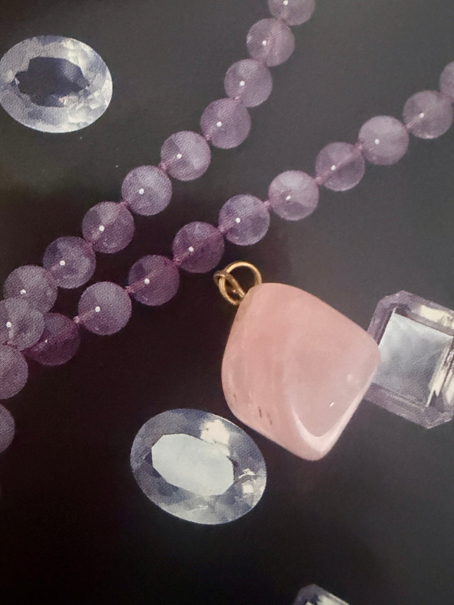 Piccolo pendente in quarzo rosa con anellino in metallo dorato