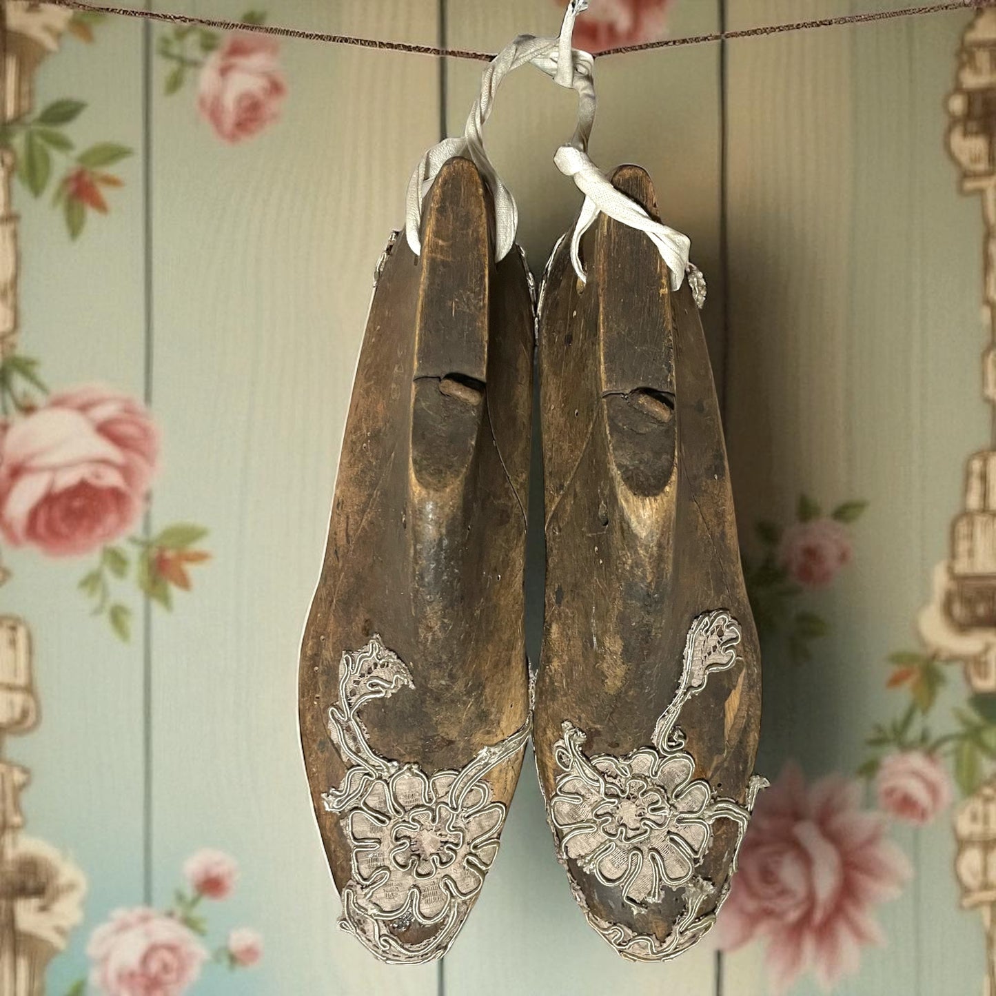 Antiche forme per scarpe femminili con pizzo e passamanerie