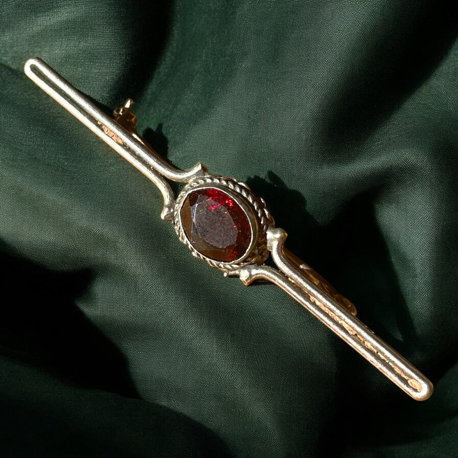 Spilla in argento con granato ed inclusione naturale, ca fine anni ‘40
