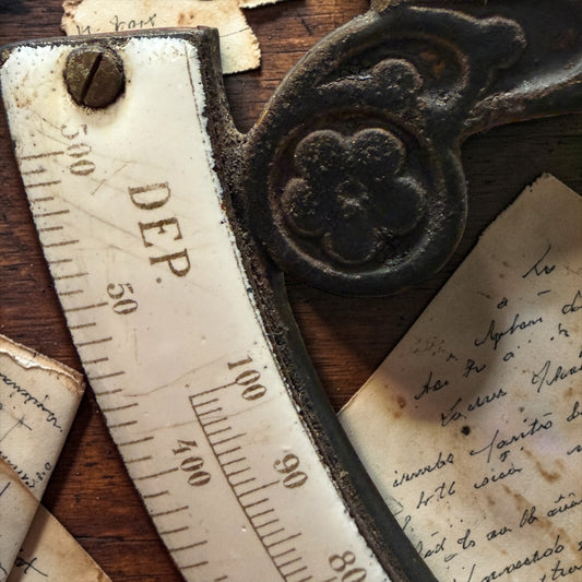 Antica bilancia pesa lettere ghisa, ottone e smalto; decorata floreale fine ‘800 - primo ‘900