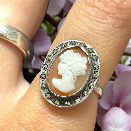 Anello anni ‘40 con cameo conchiglia, argento 800 e marcasiti