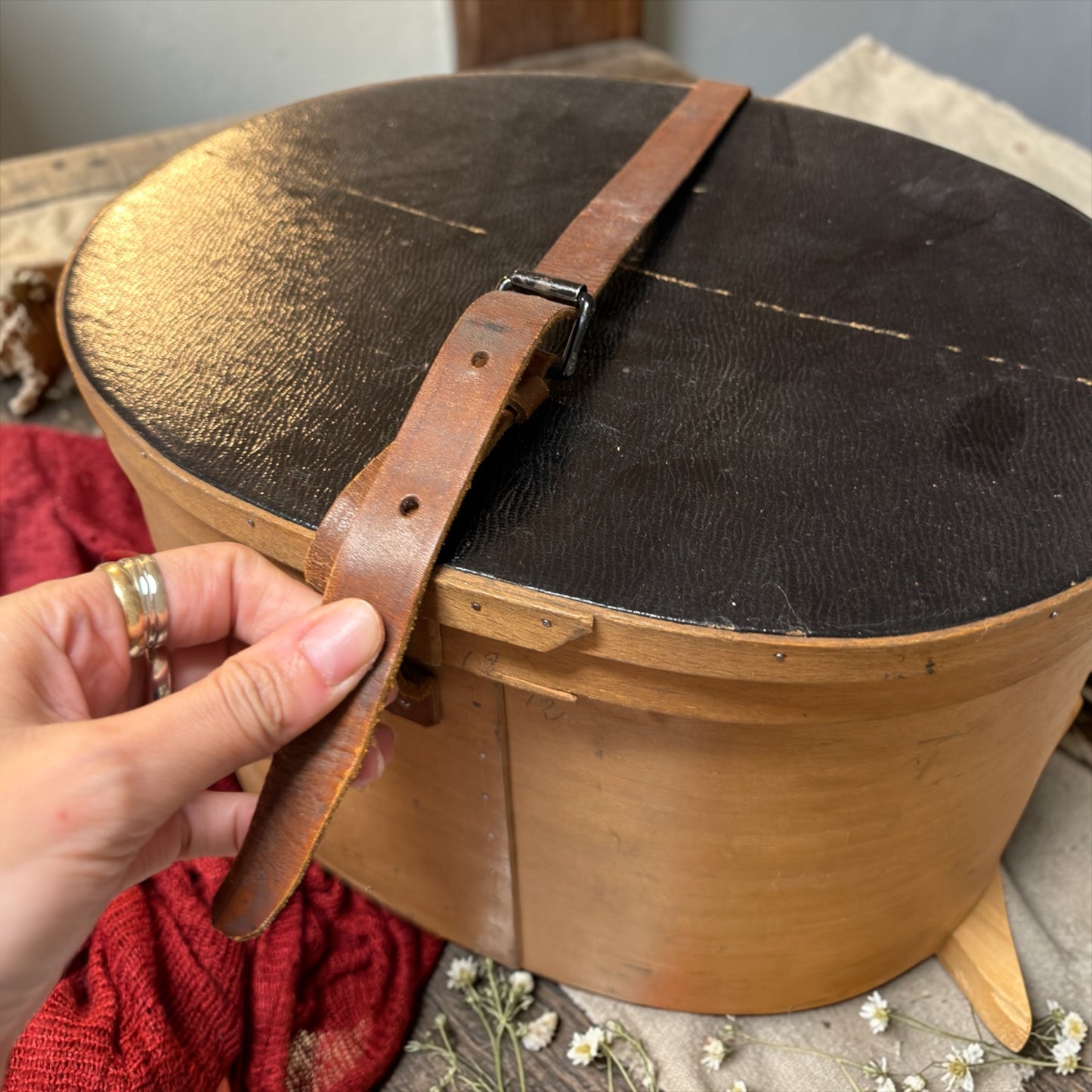 Coppia di antiche cappelliere da modista, foderate in carta verde, con cinghie originali d’epoca
