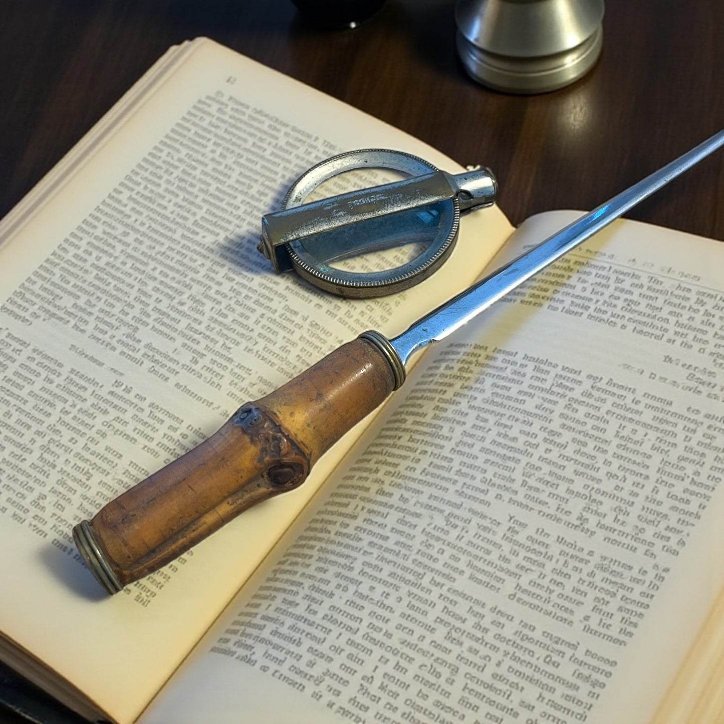 Set da studio anni 30-40, lente d’ingrandimento pieghevole e tagliacarte