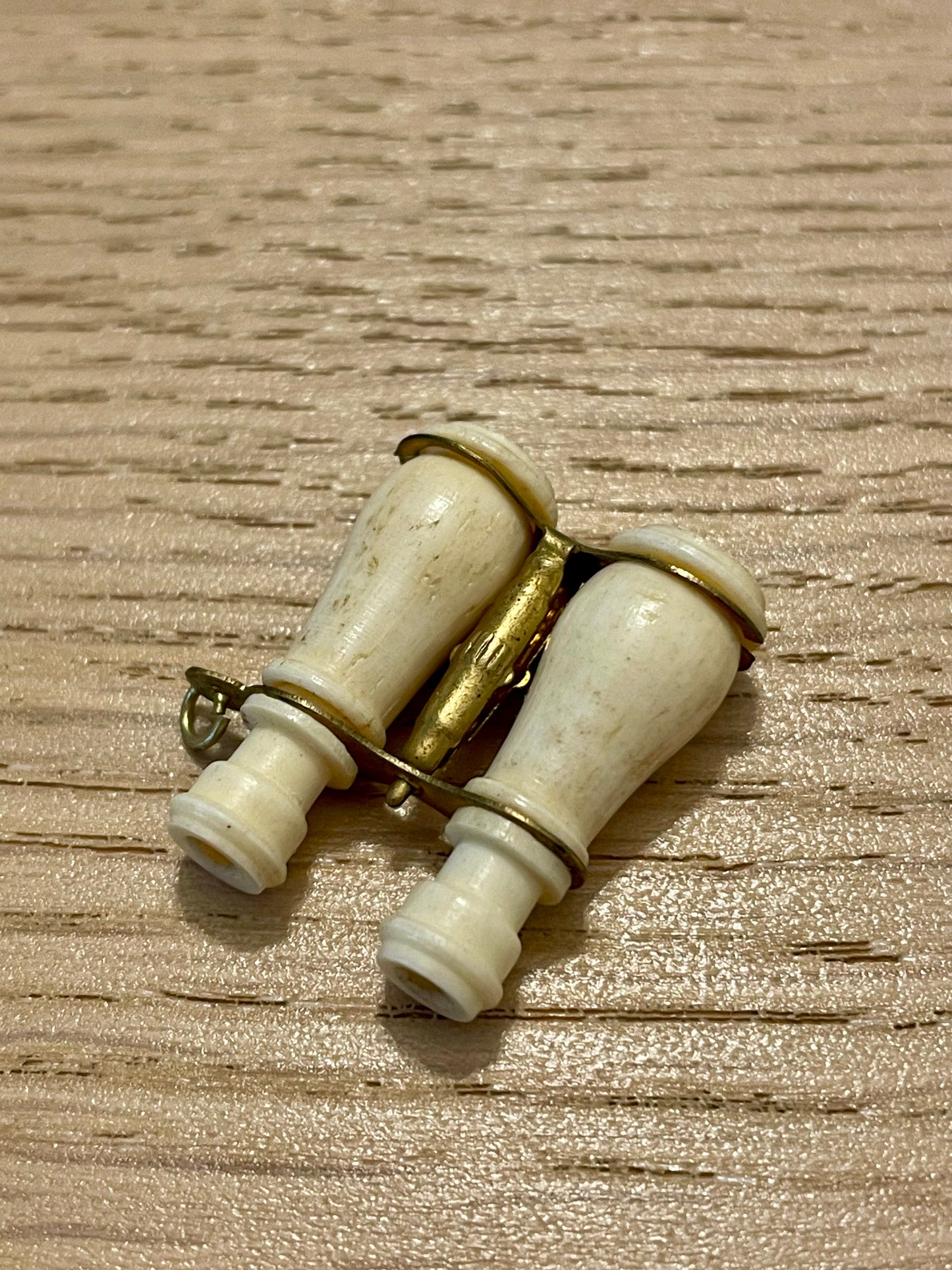 Antico pendente in osso a guisa di binocolo con rare lenti Stanhope, fine ‘800