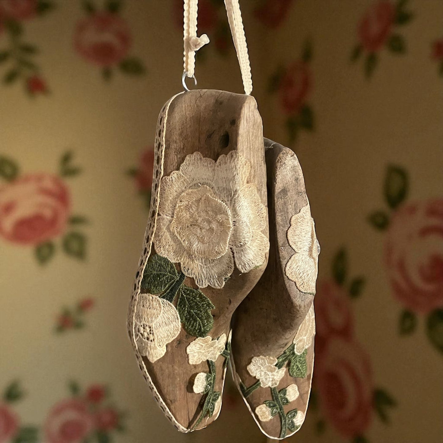 Antiche forme per scarpe con pizzi e passamaneria panna e verde