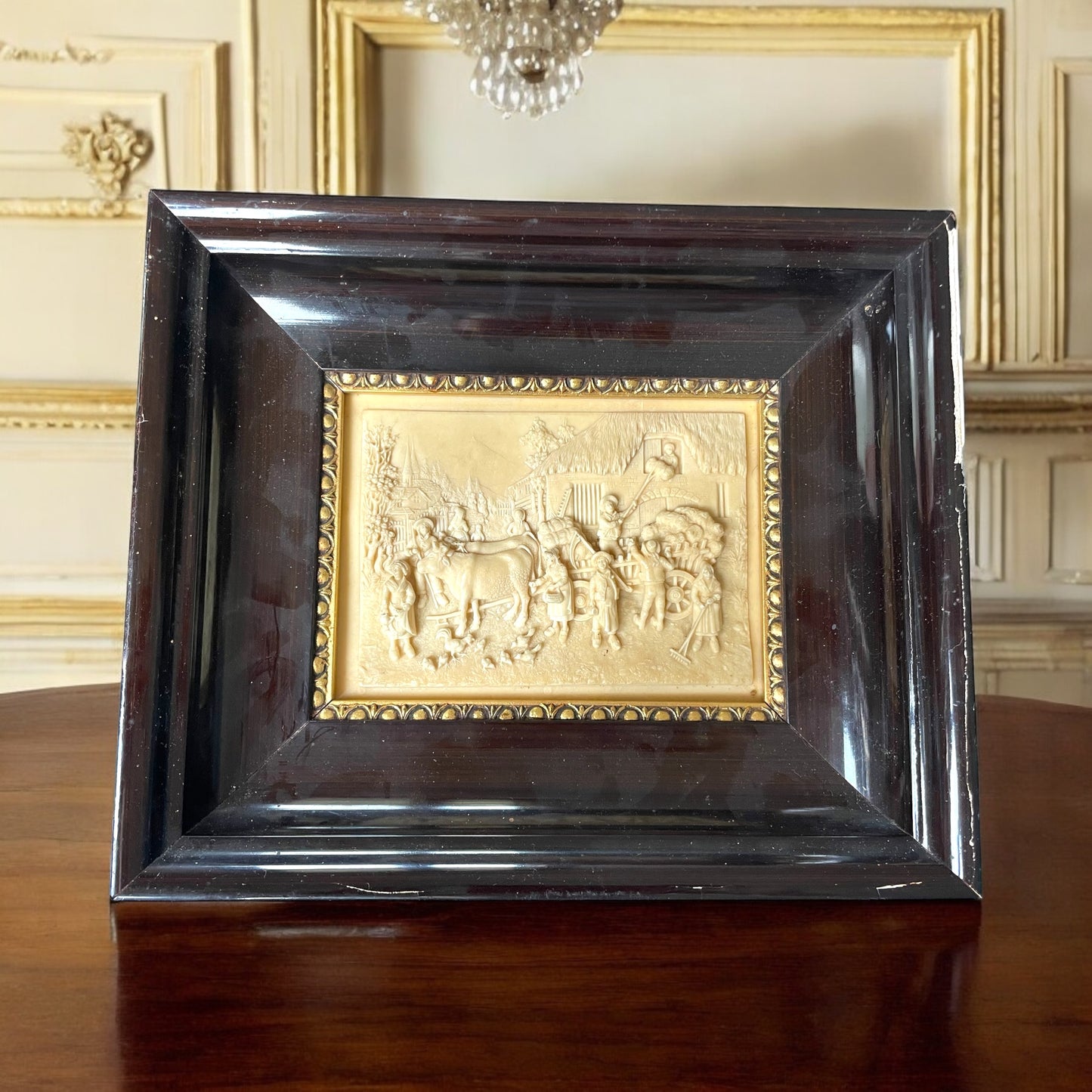 Placca con scena rurale in pietra calcarea, in cornice lignea, tardo ‘800, provenienza fiamminga