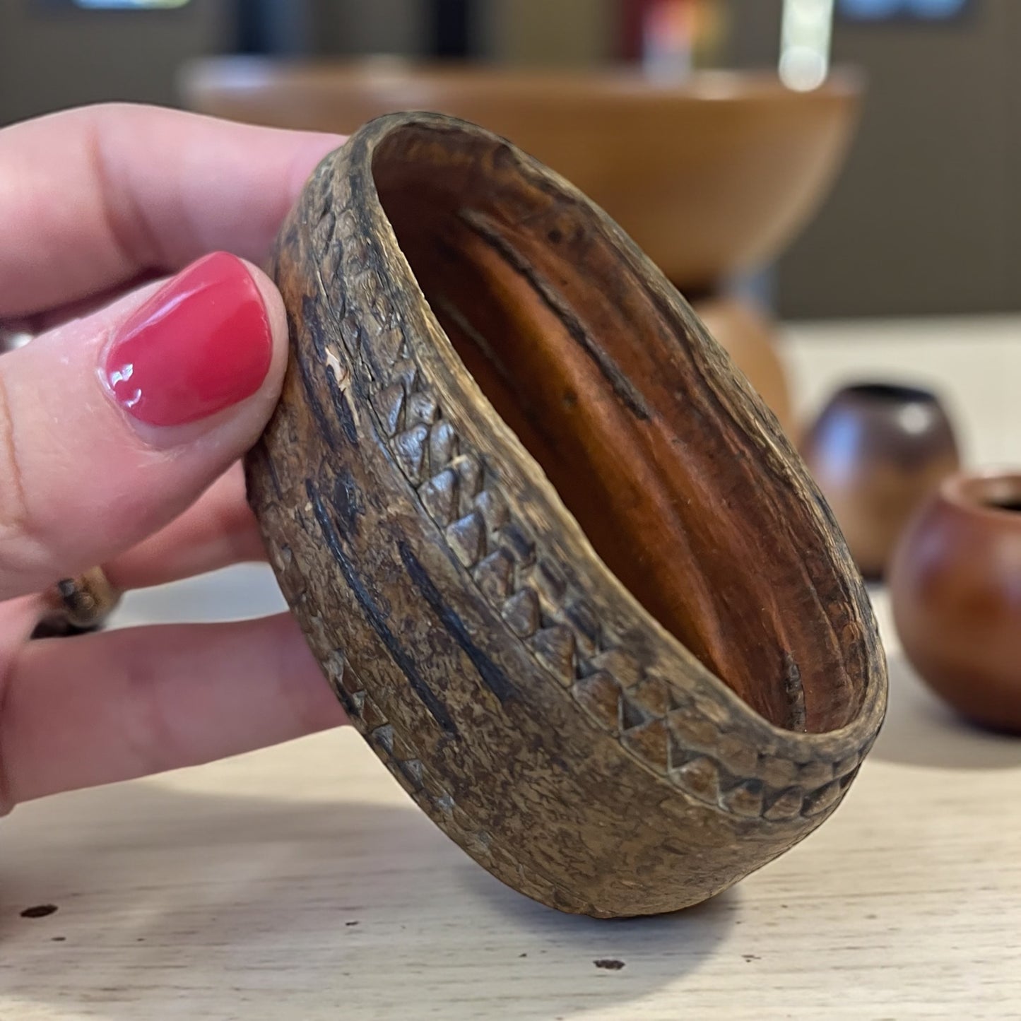 Snuff box scandinava intagliata nel legno con laccetto in cuoio