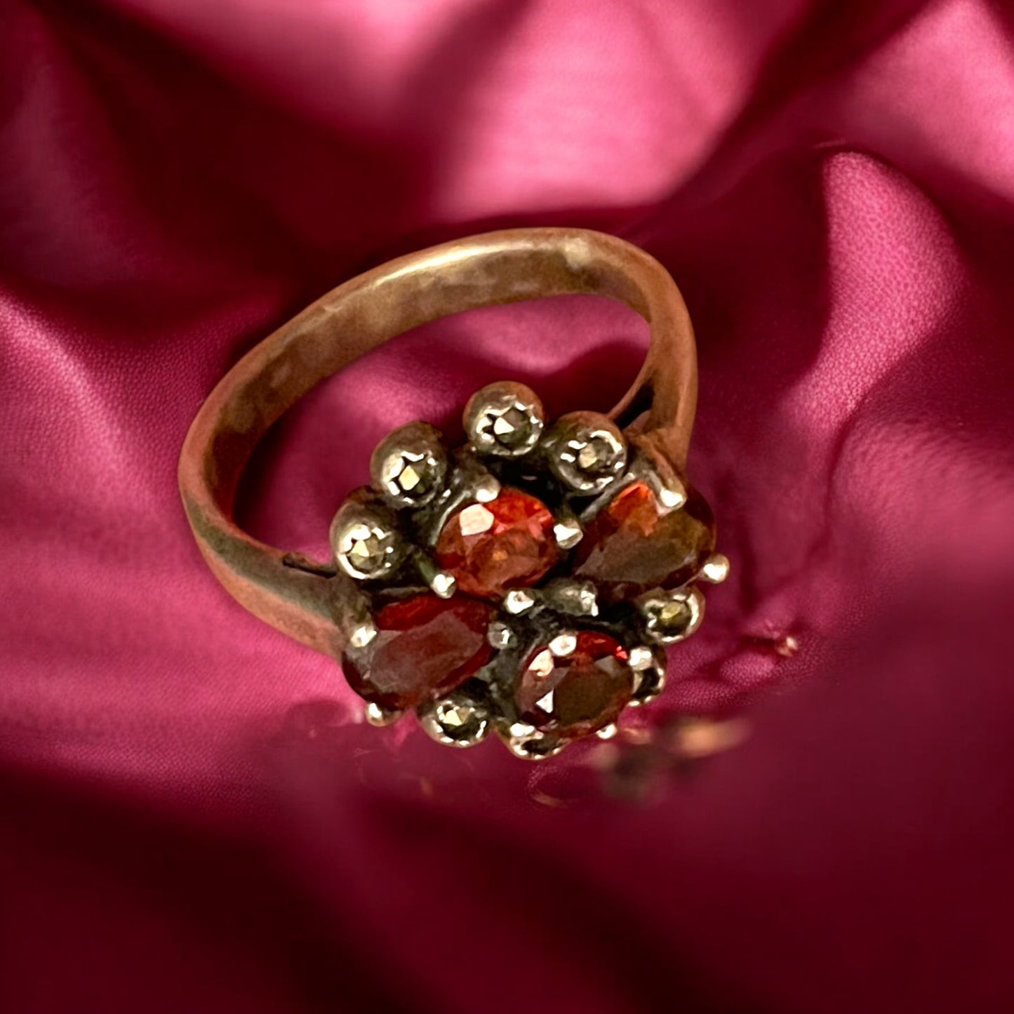 Anello in argento 925 con granati marcasiti