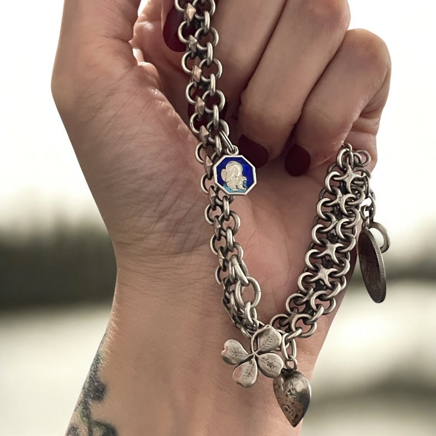 Bracciale porta fortuna in argento anni ‘40 con charms d’epoca