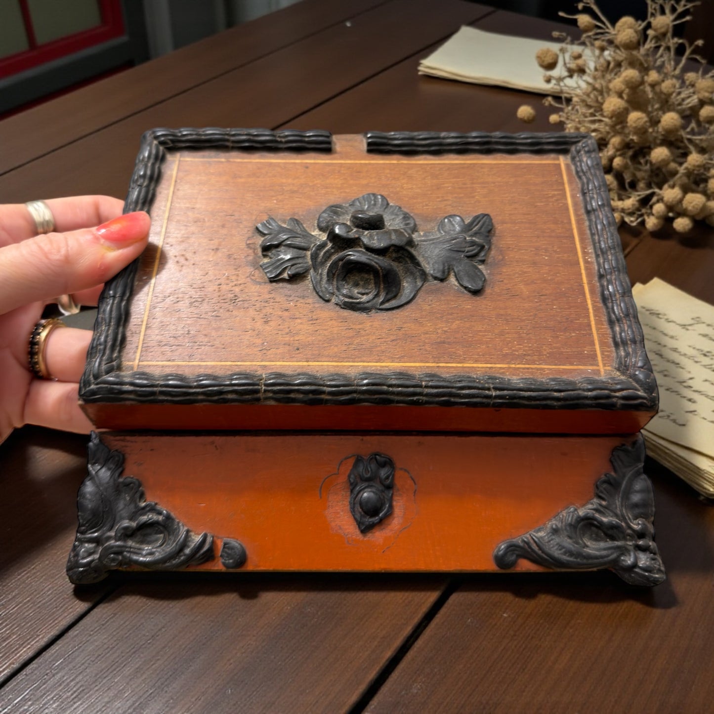 Antico scrigno da scrittoio eclettico con decorazioni floreali, ca 1890