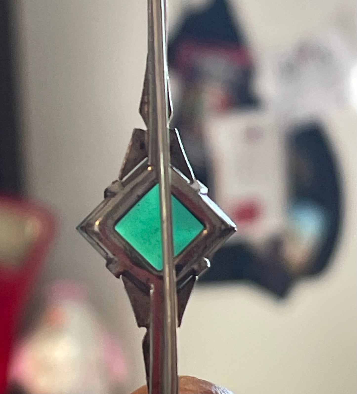 Spilla art deco anni ‘30 con marcasiti e vetro verde, montatura in argento punzonato