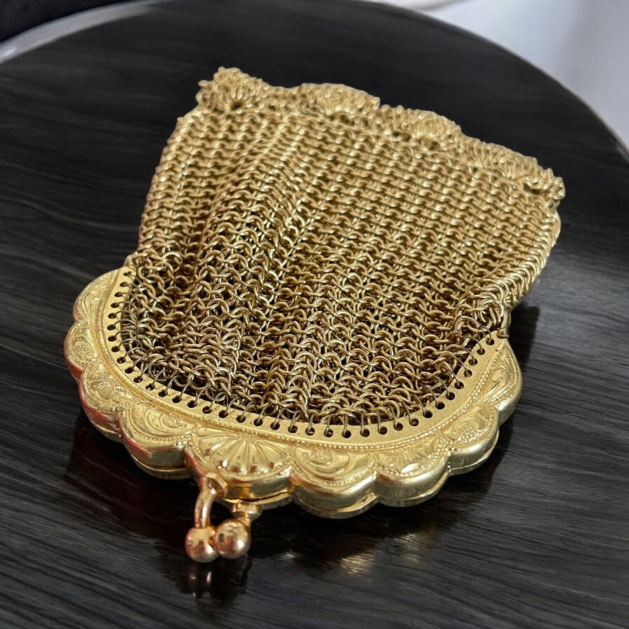 Aumonière antico dorato con decorazioni a conchiglie e maglia finissima, ca anni ‘10-‘20