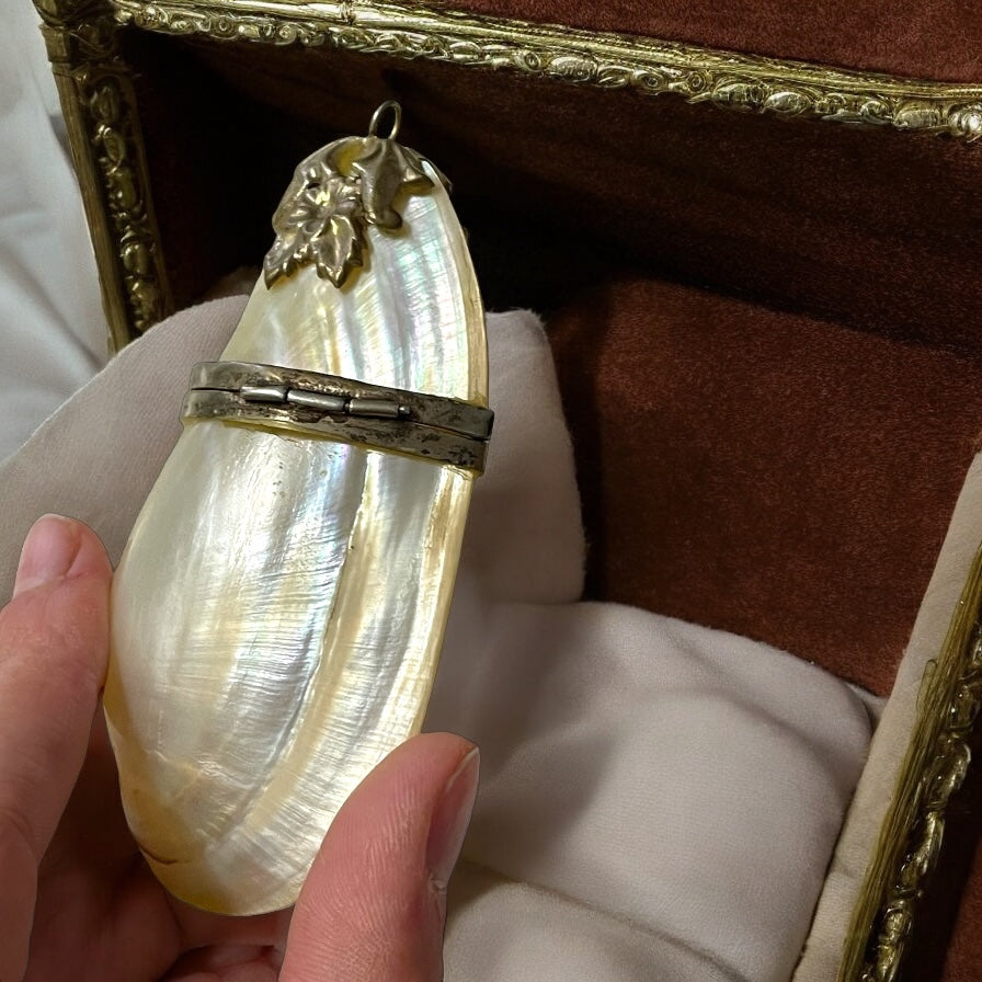 Ciondolo flacon à sels da chatelaine, madreperla, periodo liberty