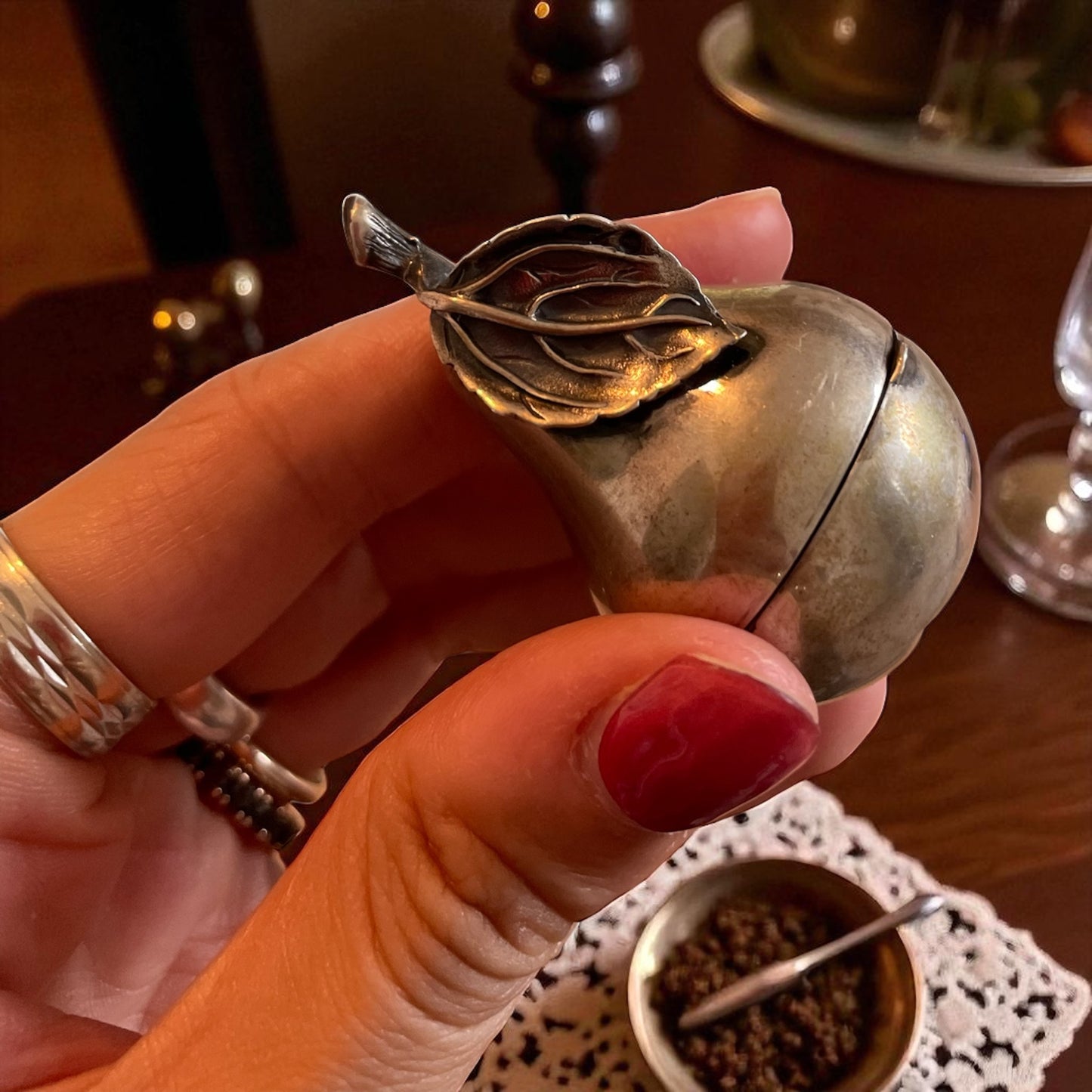 Snuff box in argento ca anni ‘30 fitomorfa a guisa di pera